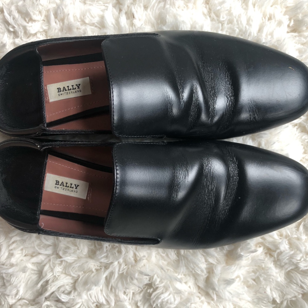 80% new, no scratches. Bally loafer and flats in Black. Made in Italy.